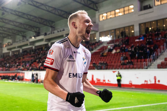 Östers Adam Bergmark Wiberg jublar