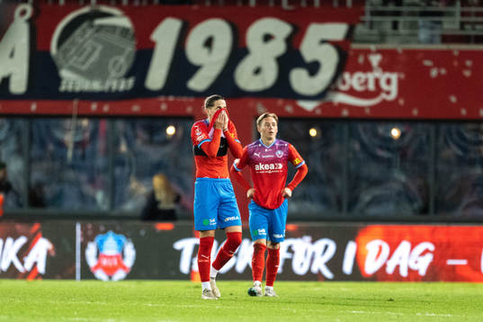 Helsingborgs Ervin Gigovic och Simon Bengtsson deppar