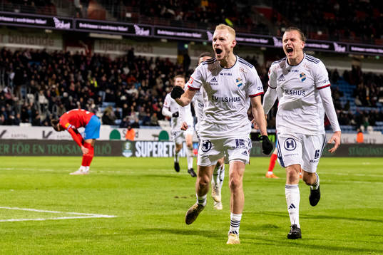Östers Adam Bergmark Wiberg jublar ihop med Jesper