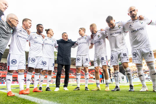 Östers tränare Srdjan Tufegdzic har genomgång med sina