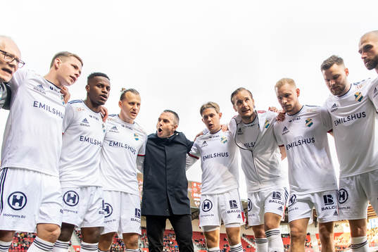 Östers tränare Srdjan Tufegdzic har genomgång med sina
