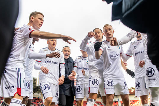 Östers tränare Srdjan Tufegdzic har genomgång med sina