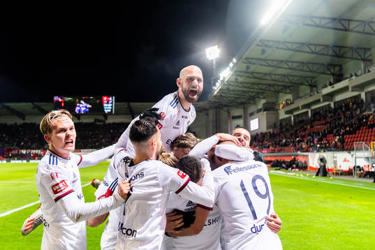Östers Adam Herdonsson och Sebastian Hedlund mfl jublar