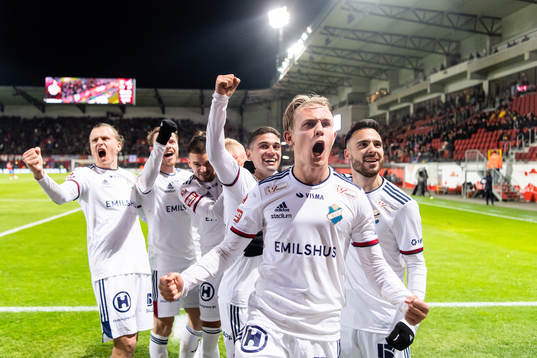 Östers Adam Herdonsson mfl jublar med Adam Bergmark Wiberg