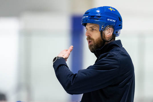 Head coach Ulf Lundberg of Sweden at a practice session