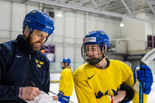 Head coach Ulf Lundberg and Linnéa Andersson of Sweden at