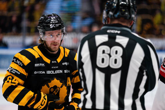 Skellefteås Jonathan Pudas och linjedomare Daniel Persson