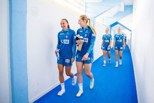 Marit Bratberg Lund and goalkeeper Guro Pettersen of the