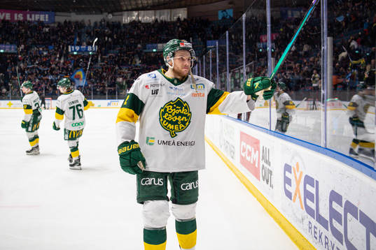 Björklövens Scott Pooley jublar