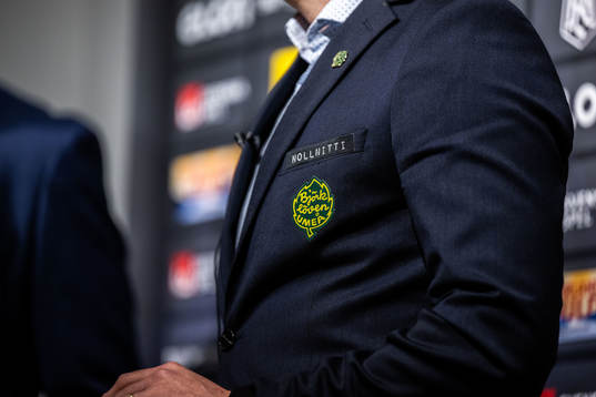 Björklövens tränare Viktor Stråhle med emblem på
