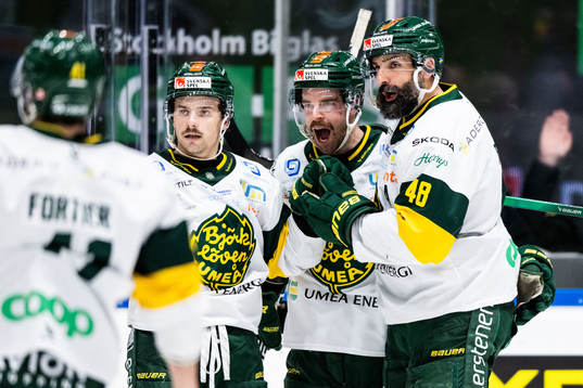 Björklövens Charles David Beaudoin jublar med lagkamrater