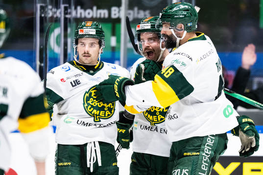 Björklövens Charles David Beaudoin jublar med lagkamrater
