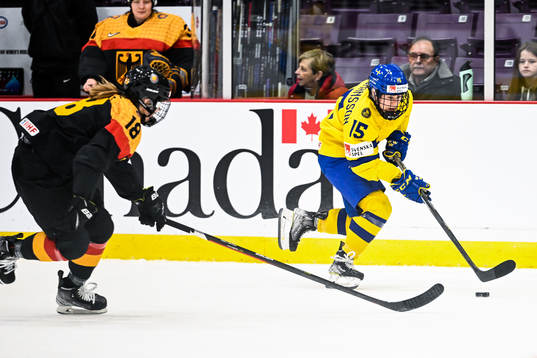 Bernadette Karpf of Germany and Lisa Johansson of Sweden