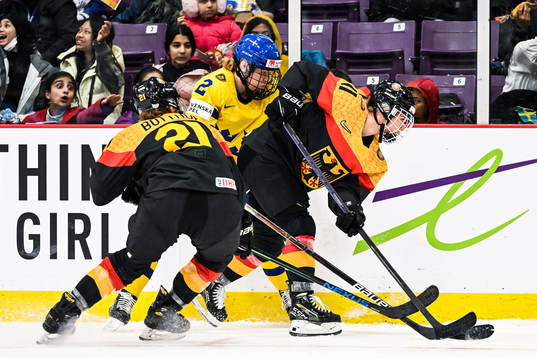 Tabea Botthof and Nicola Eisenschmid of Germany against