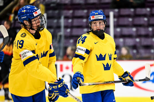 Sara Hjalmarsson and Felizia Wikner-Zienkiewicz of Sweden