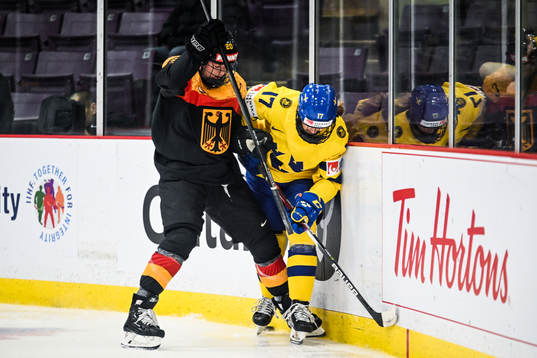 Daria Gleissner of Germany and Sofie Lundin of Sweden