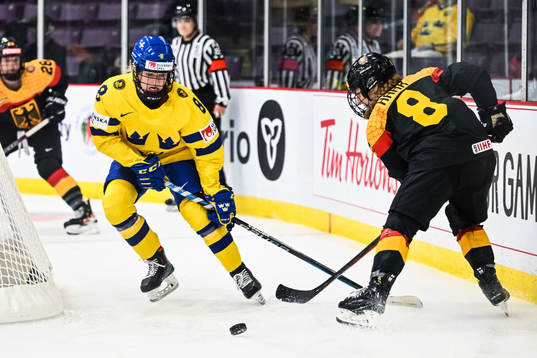 Hilda Svensson of Sweden and Ronja Hark of Germany