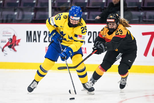 Lina Ljungblom of Sweden and Nina Christof of Germany