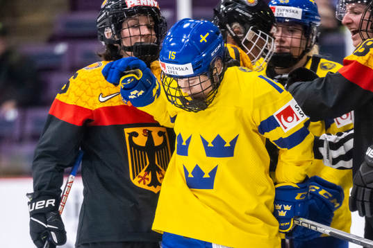 Bläddra bland fler bilder av 2023 IIHF Women's World Championship, Day 2, Germany - Sweden