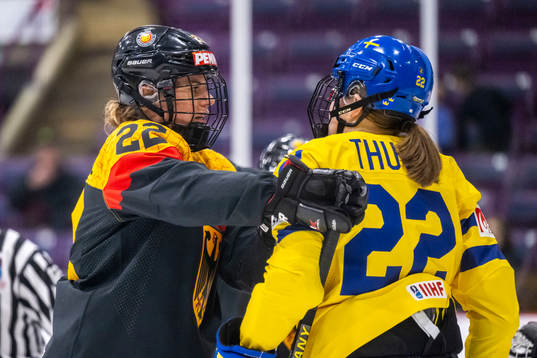 Marie Delabre of Germany and Hanna Thuvik of Sweden