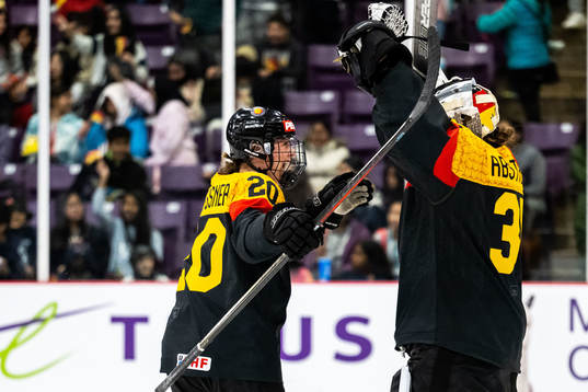 Daria Gleissner and goaltender Sandra Abstreiter of Germany