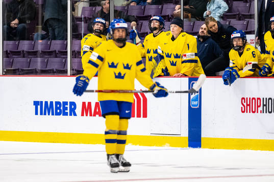 Mira Jungåker, Linnéa Andersson and goaltender Sara Grahn