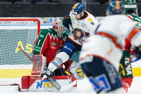 Växjös Manuel Ågren åker på Frölundas målvakt Lars