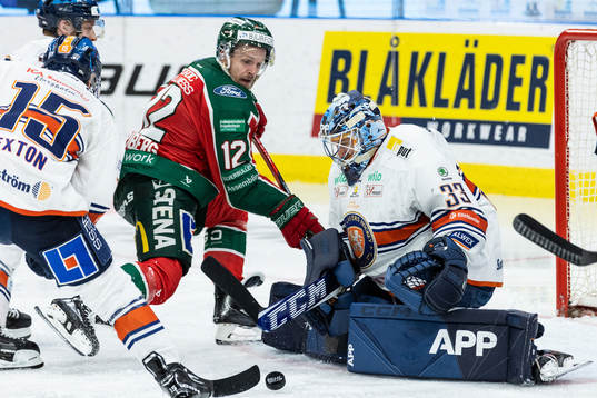 Frölundas Max Friberg och Växjös målvakt Emil Larmi