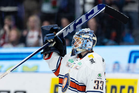 Växjös målvakt Emil Larmi jublar