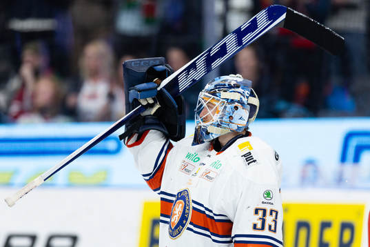 Växjös målvakt Emil Larmi jublar