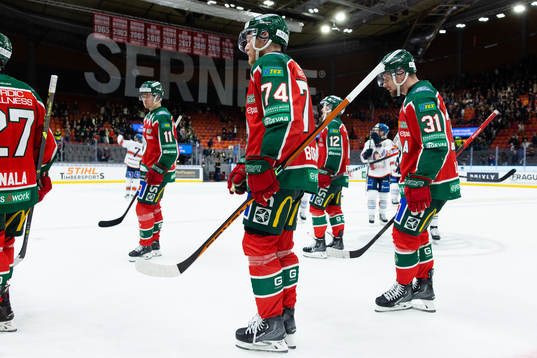 Frölundas Andreas Borgman och Nicklas Lasu  deppar