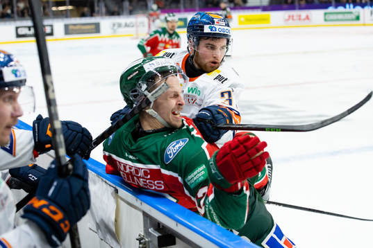 Växjös Glenn Gustafsson tacklar Frölundas Max Friberg