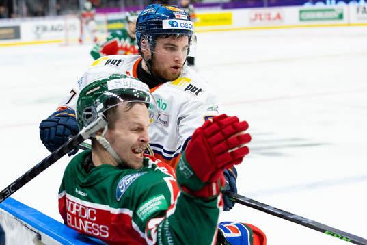 Växjös Glenn Gustafsson tacklar Frölundas Max Friberg