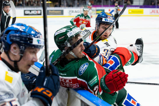 Växjös Glenn Gustafsson tacklar Frölundas Max Friberg