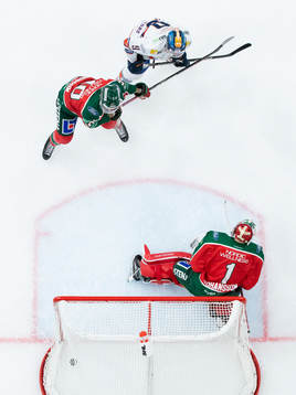 Växjös Erik Josefsson (ej i bild) skjuter 0-1 i mål