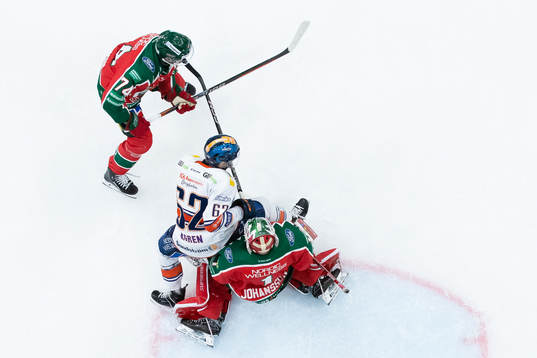Växjös Manuel Ågren åker in i Frölundas målvakt Lars