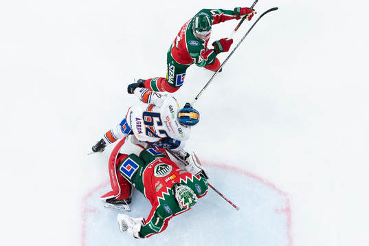 Växjös Manuel Ågren åker in i Frölundas målvakt Lars