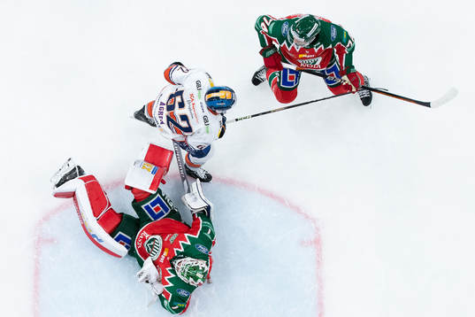 Växjös Manuel Ågren åker in i Frölundas målvakt Lars