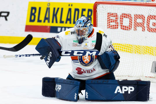 Växjös målvakt Emil Larmi räddar ett skott