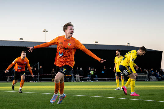 Torns IFs Emil Persson jublar