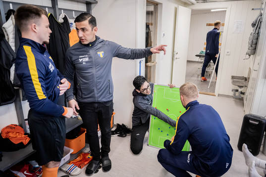 Torns IFs Kevin Robert med tränare Ali Alexander Jasim och
