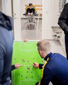 Torns IFs Niclas Lundberg ligger på en brits i