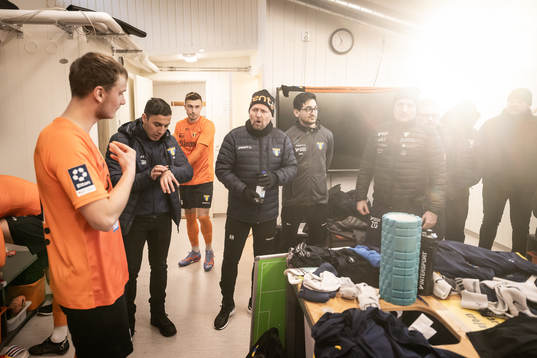 Torns IFs tränare Richard Ringhov har genomgång i