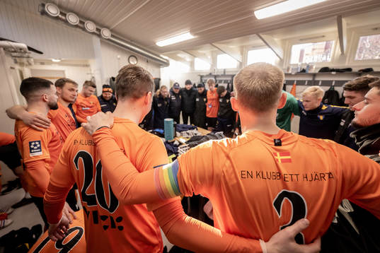 Torns IFs spelare samlas i omklädningsrummet