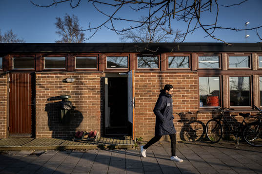 Torns IFs tränare Nima Mahoutchian påväg mot planen