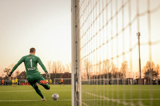 Torns IFs målvakt Oliver Lindstedt med en utspark
