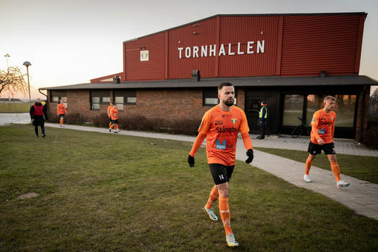 Torns IFs Granit Stagova påväg mot omklädningsrummet i