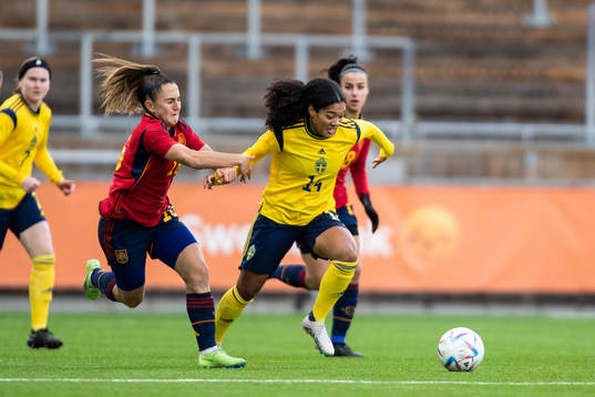 Itziar Pinillos Moreno of Spain and Evelina Duljan of Sweden