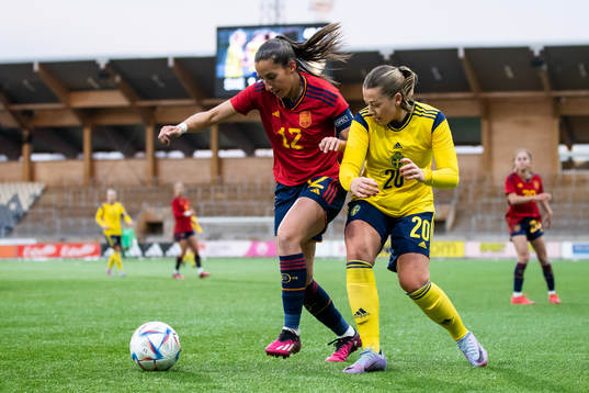 Lucia Rodriguez Herrero of Spain and Cornelia Kapocs of