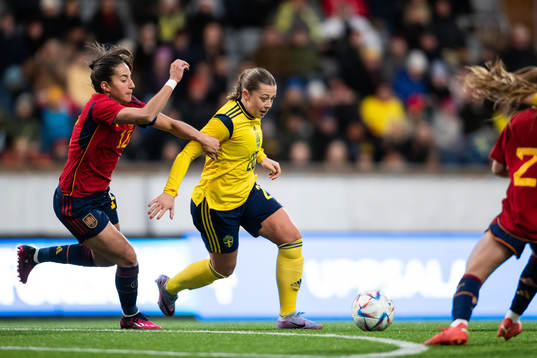 Lucia Rodriguez Herrero of Spain and Cornelia Kapocs of